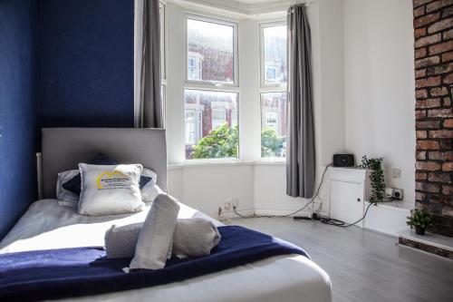 Ένα ή περισσότερα κρεβάτια σε δωμάτιο στο Large 4-Bedroom House, 6 Beds, Comfortable Home-from-Home, Great Deals