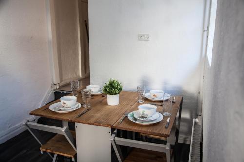 Φωτογραφία από το άλμπουμ του Large 4-Bedroom House, 6 Beds, Comfortable Home-from-Home, Great Deals σε Wallasey