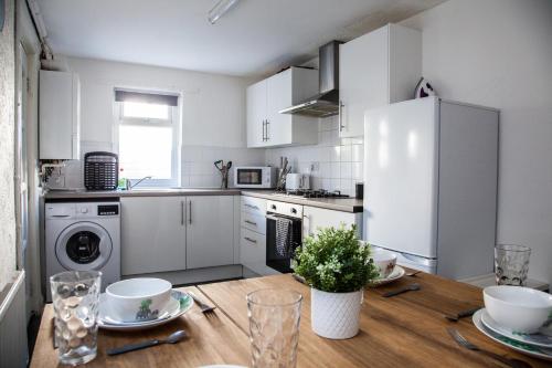 Η κουζίνα ή μικρή κουζίνα στο Large 4-Bedroom House, 6 Beds, Comfortable Home-from-Home, Great Deals
