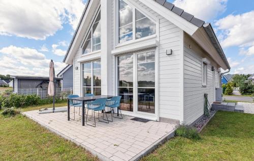 a house with a table and chairs on a patio at 2 Bedroom Cozy Home In Zerpenschleuse in Berg