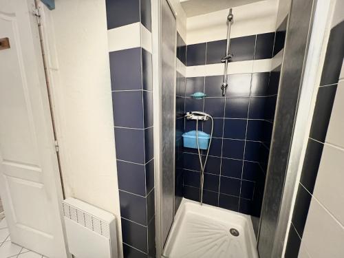 une salle de bain avec douche et toilettes dans l'établissement Sol-y-Days Soleiade, Agréable Rez De Jardin proche des plages, à La Grande Motte