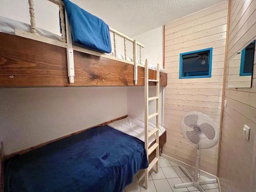 - une chambre avec 2 lits superposés et un ventilateur dans l'établissement Sol-y-Days Soleiade, Agréable Rez De Jardin proche des plages, à La Grande Motte