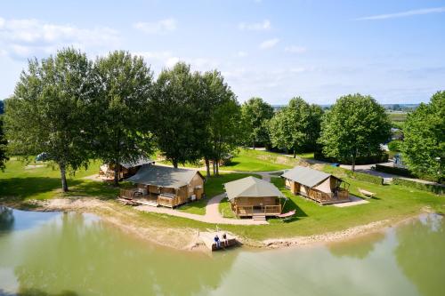 an aerial view of a resort with a lake at Safaritenten Betuwe in Kesteren