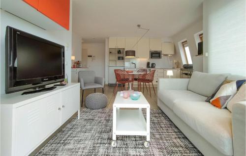 TV a/nebo společenská místnost v ubytování 2 Bedroom Awesome Apartment In Bredene