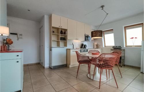 Dapur atau dapur kecil di 2 Bedroom Awesome Apartment In Bredene