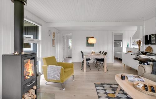 ein Wohnzimmer mit Kamin und ein Esszimmer in der Unterkunft 3 Bedroom Pet Friendly Home In Knebel in Knebel