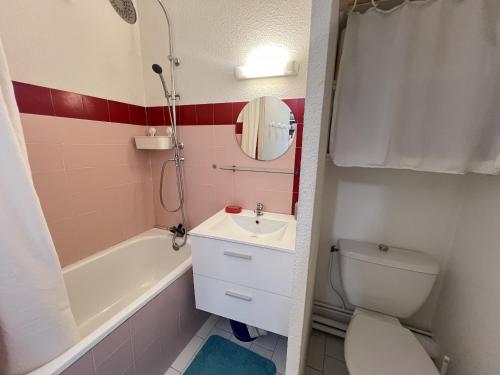 une salle de bain avec un lavabo, des toilettes et une baignoire dans l'établissement Sol-y-Days Tropic, P2 avec vue sur jardins, à La Grande Motte
