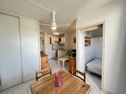 un salon avec une table et une chambre dans l'établissement Sol-y-Days Tropic, P2 avec vue sur jardins, à La Grande Motte