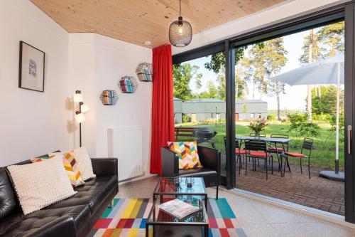 Χώρος καθιστικού στο Traumhaus direkt am See mit Dachterrasse, Kamin und Badewanne