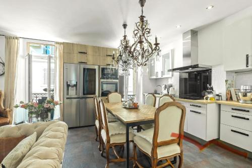 - une cuisine et une salle à manger avec une table et un canapé dans l'établissement Immogroom - T4 - Center - 8 min from Palais, à Cannes