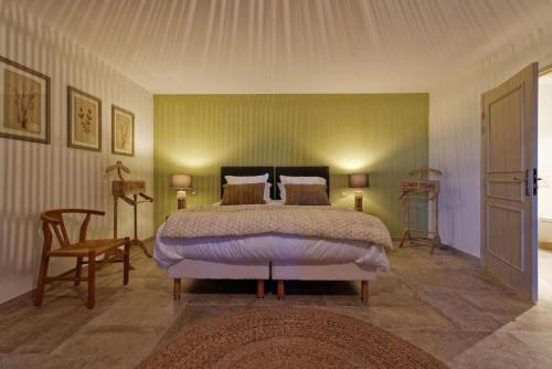 une chambre avec un lit, une table et une chaise dans l'établissement Un joli hameau au coeur du vignoble de l'Escarelle et de la Provence Verte, à La Celle