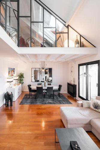 un salon avec un canapé et une table dans l'établissement Sublime loft luxueux avec terrasse, à Saint-Germain-en-Laye