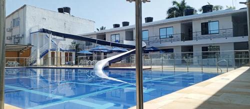 Bazén v ubytování Hotel Agua Azul Melgar Tolima nebo v jeho okolí