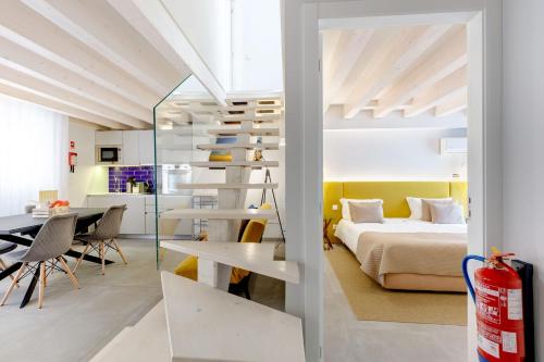 ein Schlafzimmer mit einem Bett und einer Wendeltreppe in der Unterkunft Casinhas da Praia in Vila Praia de Âncora