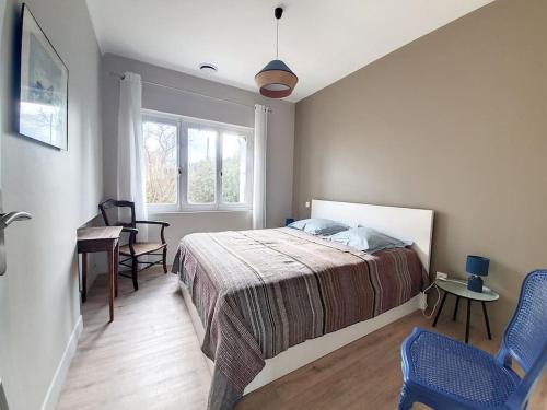 une chambre avec un lit, des chaises et une fenêtre dans l'établissement Grande villa entièrement rénovée avec piscine, à Pinet