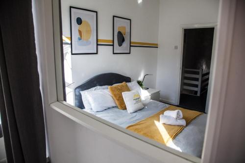 Ένα ή περισσότερα κρεβάτια σε δωμάτιο στο Large 4-Bedroom House, 6 Beds, Comfortable Home-from-Home, Great Deals