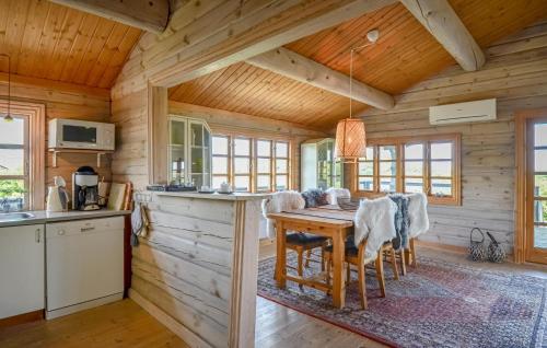 Kuchyň nebo kuchyňský kout v ubytování Four-Bedroom Holiday Home In Glesborg