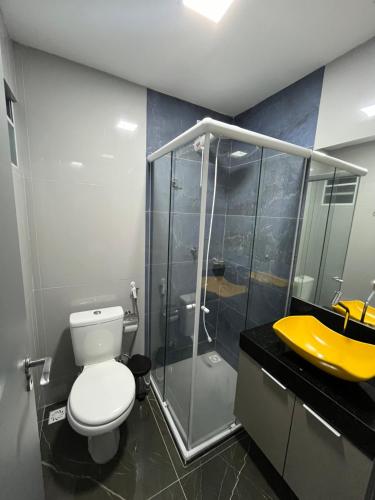 łazienka z prysznicem, toaletą i umywalką w obiekcie Flat Alto Padrão 1 w mieście Campina Grande