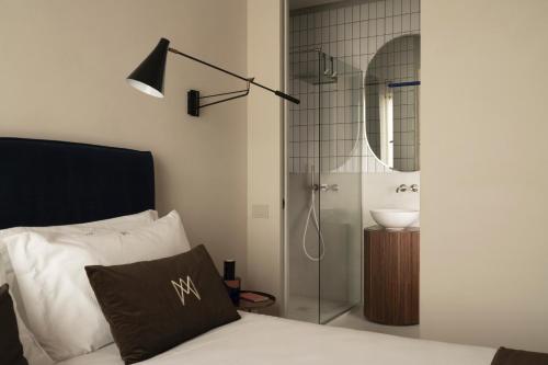 Bilik mandi di Demetra Luxury Suites
