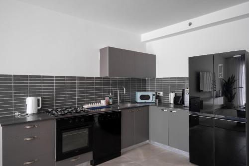 Dapur atau dapur kecil di O&O - 2 BR Stylish & Modern Apartment