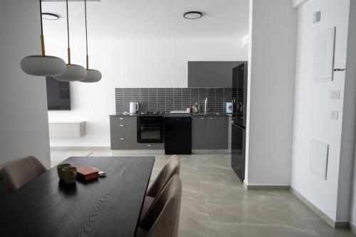 Dapur atau dapur kecil di O&O - 2 BR Stylish & Modern Apartment