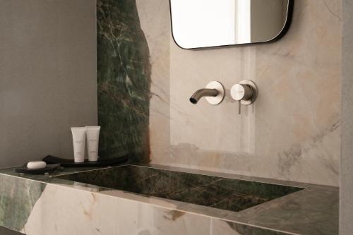 Bilik mandi di Demetra Luxury Suites