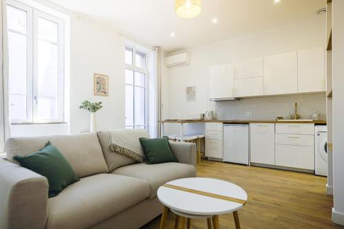 un salon avec un canapé et une table dans l'établissement Le Saint-Sernin Éclatant, à Toulouse