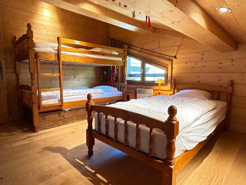 - une chambre avec 2 lits superposés dans une cabine dans l'établissement Les Gets - Appartement rénové 12 pers, 4 ch, parking, WIFI, proche piste - FR-1-623-7, aux Gets