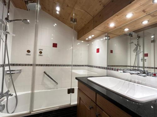 une salle de bain avec douche et lavabo dans l'établissement Les Gets - Appartement rénové 12 pers, 4 ch, parking, WIFI, proche piste - FR-1-623-7, aux Gets