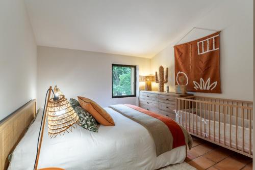 - une chambre avec un lit bébé dans l'établissement Villa provençale 200m2 entièrement climatisé piscine vue Ventoux, à Villeneuve-lès-Avignon
