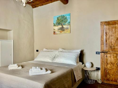 a bedroom with a bed with two towels on it at L'Antica Nicchia - Centro Storico in San Gimignano