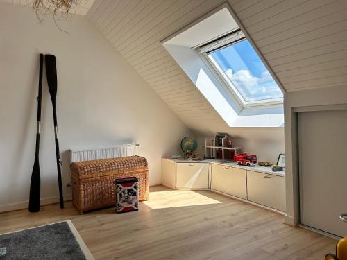 une chambre mansardée avec une lucarne et un bureau avec une fenêtre dans l'établissement 613 - Maison individuelle 4 personnes avec jardin, à Erquy