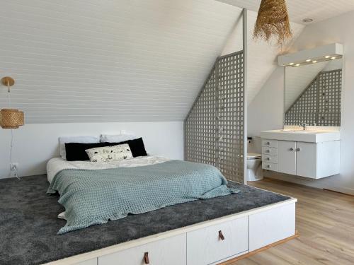 - une chambre blanche avec un lit et un lavabo dans l'établissement 613 - Maison individuelle 4 personnes avec jardin, à Erquy