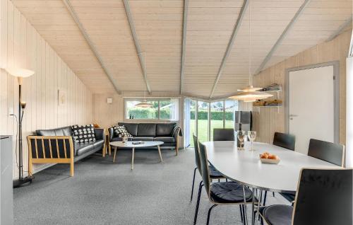 Posezení v ubytování Amazing Home In Haderslev With Sauna