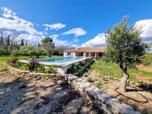 une piscine devant une maison dans l'établissement Les copains d'abord !, à Lacoste