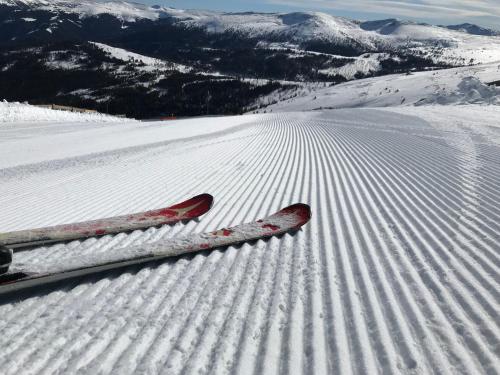a pair of skis sitting on a snow covered slope at Design-Apartment Katschi - Entspannung auf 1641m Höhe in Katschberghöhe