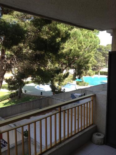balcón con vistas a la piscina en Apartamento salou, en Salou