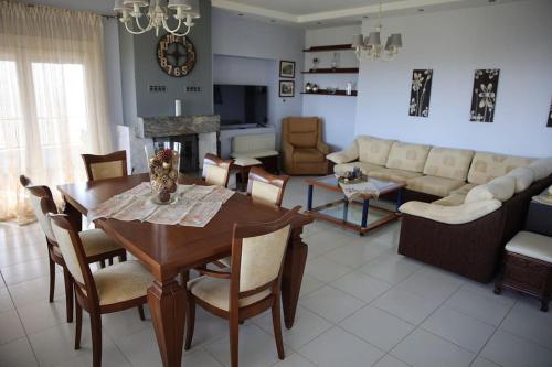 Χώρος καθιστικού στο Dafne's Retreat by Booking Kottas