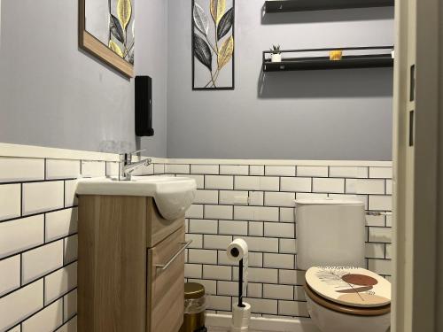 une salle de bain avec toilettes et lavabo dans l'établissement Chambre à louer, dans un appartement partagé, à Villepinte
