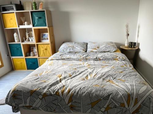 une chambre avec un lit avec une couette dessus dans l'établissement Chambre à louer, dans un appartement partagé, à Villepinte