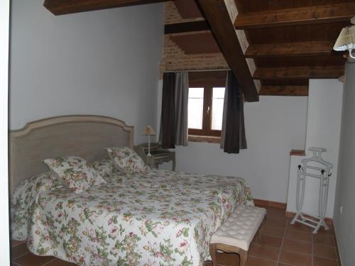 1 dormitorio con cama y ventana en Casa Rural El Cuartel, en Tierzo