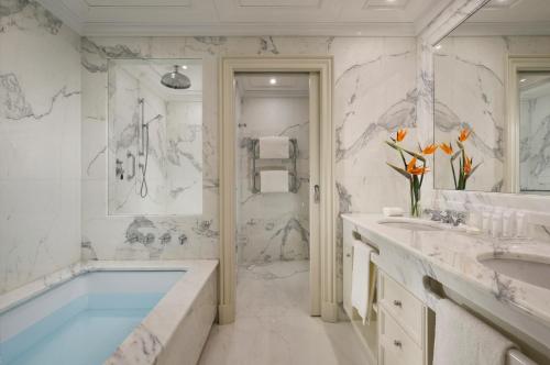 y baño con bañera y 2 lavabos. en Parco dei Principi Grand Hotel & SPA, en Roma