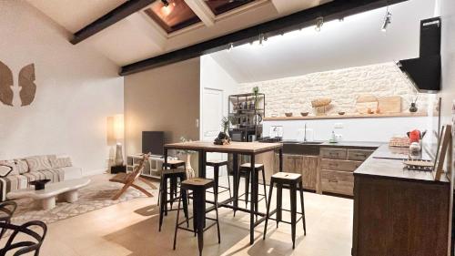 Η κουζίνα ή μικρή κουζίνα στο Maison de caractère avec piscine