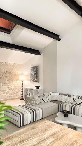 un salon avec deux lits et un canapé dans l'établissement Maison de caractère avec piscine, à Dolus-d'Oléron