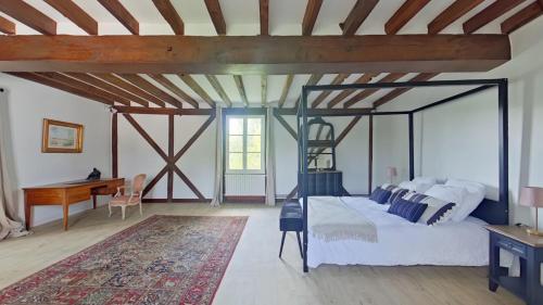 - une chambre avec un lit, un bureau et un piano dans l'établissement Château de l'Epinay - Domaine du Marquis de Lafayette, à Dolus-le-Sec