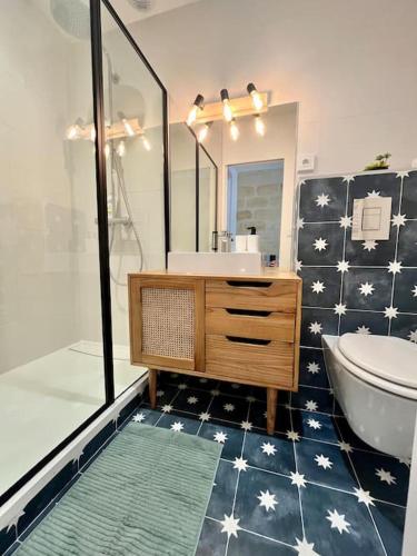 une salle de bain avec toilettes, lavabo et miroir dans l'établissement Petit loft Vieux Bordeaux, à Bordeaux