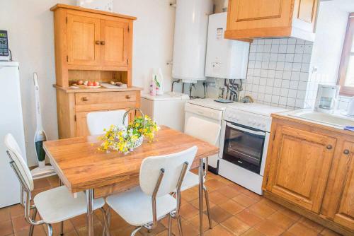 Kuchyň nebo kuchyňský kout v ubytování Gites de france 4 personnes au fau de peyre