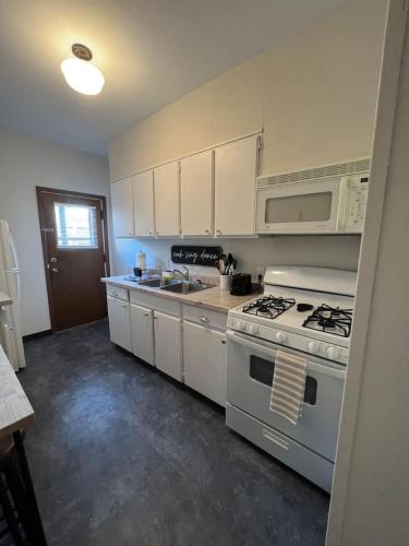 Η κουζίνα ή μικρή κουζίνα στο 196 Stylish-Centrally Located-Home Away From Home