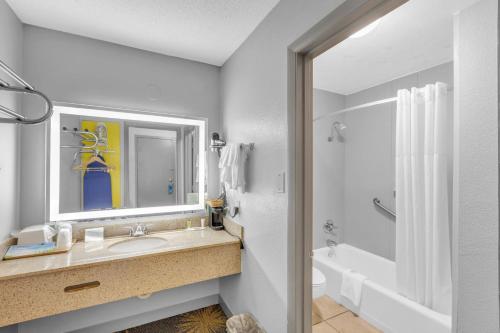 Ένα μπάνιο στο 317B Days Inn I81 king room