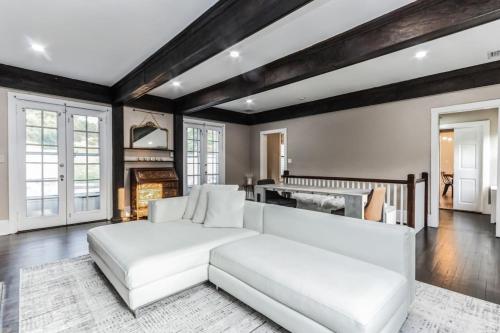 Χώρος καθιστικού στο Enchanting Historic Home near West Point Beacon